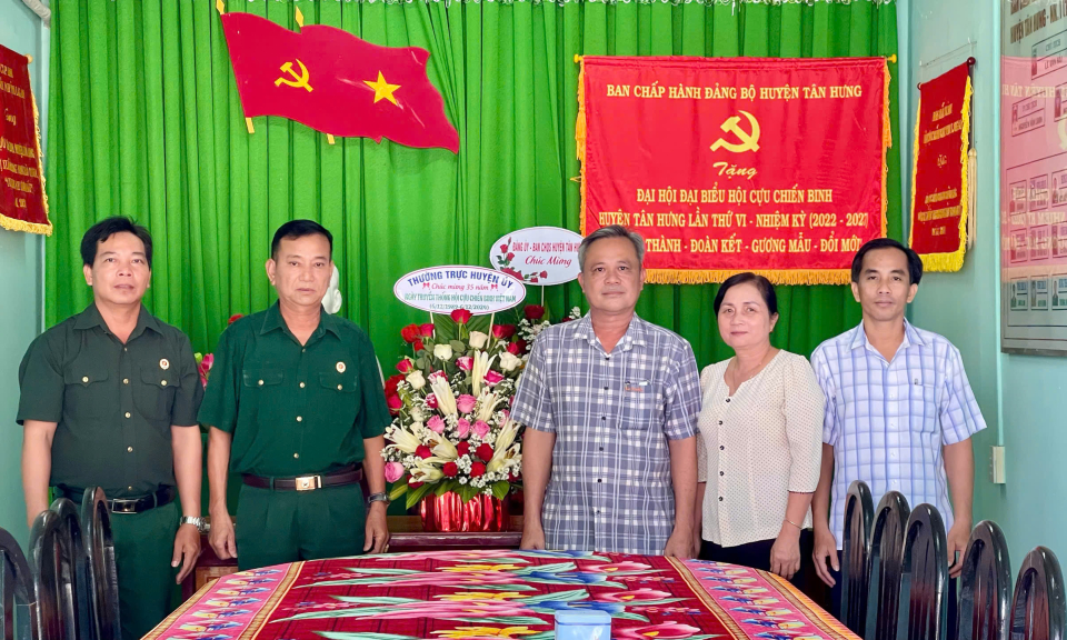 Lãnh đạo huyện Tân Hưng chúc mừng Ngày truyền thống Hội Cựu chiến binh 