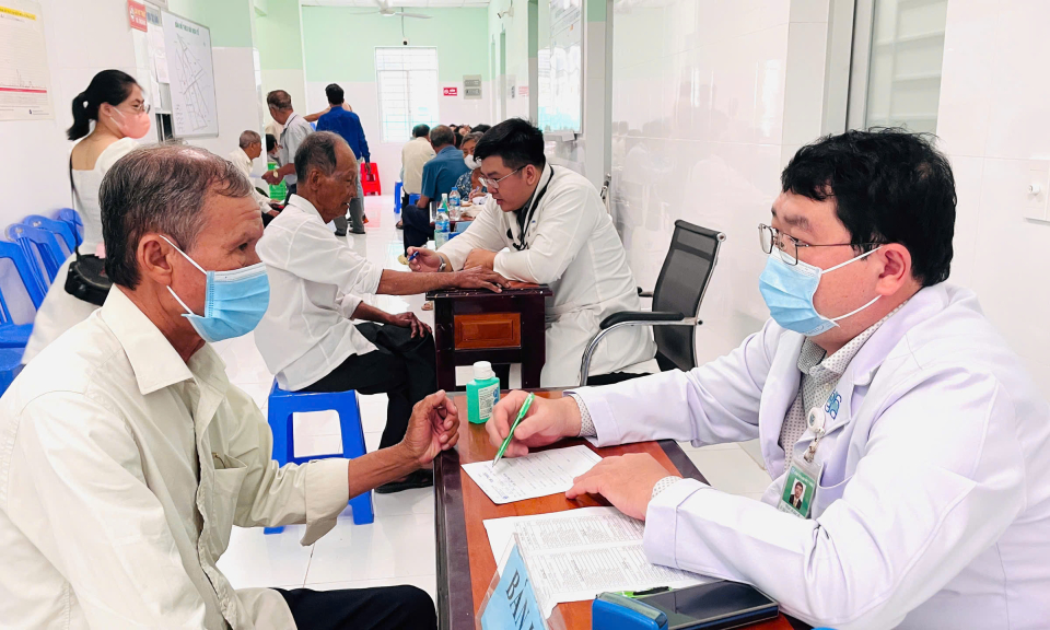 Tân Hưng 500 người dân được tư vấn khám bệnh, cấp phát thuốc miễn phí