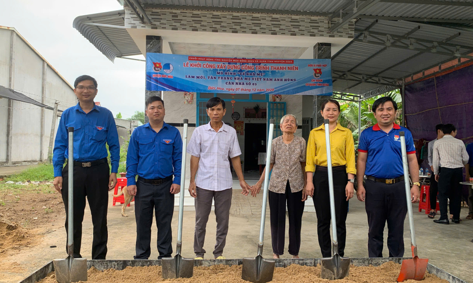 Thanh niên Đức Hòa sửa chữa nhà Mẹ Việt Nam anh hùng