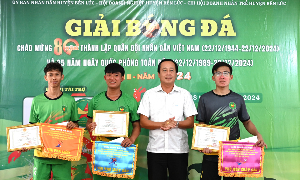 Bến Lức giải bóng đá mini chào mừng Ngày thành lập Quân đội Nhân dân Việt Nam