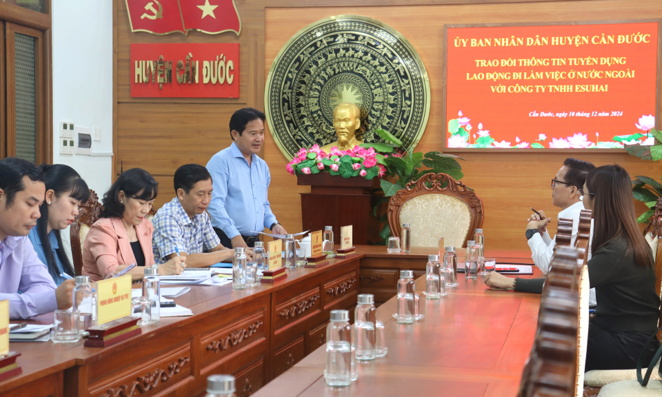 Cần Đước trao đổi thông tin tuyển dụng lao động đi làm việc ở nước ngoài với Công ty TNHH Esuhai