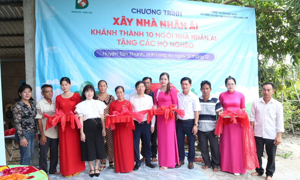 Báo Dân Trí tặng 10 căn nhà Nhân ái hộ nghèo huyện Mộc Hóa và Tân Thạnh