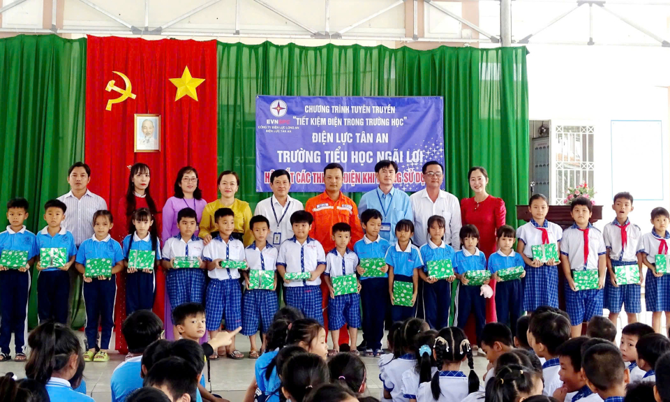 Điện lực Tân An tuyên truyền tiết kiệm điện  trong trường học 