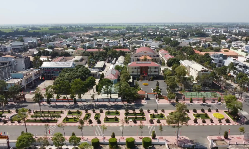 Thị ủy Kiến Tường phấn đấu thực hiện nhiệm vụ năm 2025 với 14 chỉ tiêu Nghị quyết