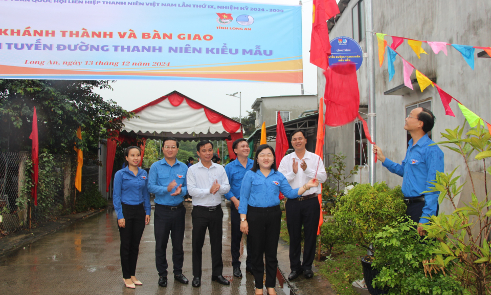 Tỉnh đoàn bàn giao Công trình Thanh niên “Tuyến đường kiểu mẫu” tại Thủ Thừa