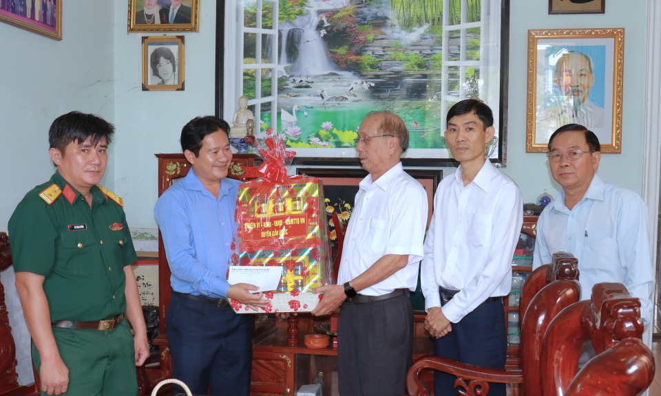 Lãnh đạo huyện Cần Đước thăm các nguyên lãnh đạo huyện