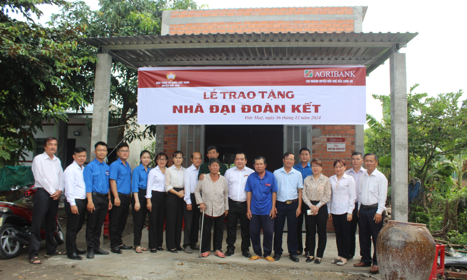 Ngân hàng Agribank tỉnh Long An trao tặng nhà Đại đoàn kết tại Đức Huệ