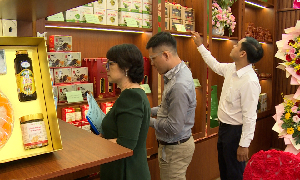 Khai trương điểm giới thiệu và bán sản phẩm OCOP tại thành phố Tân An