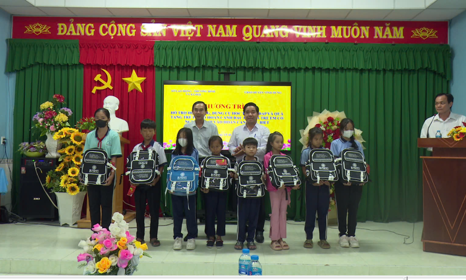 Vĩnh Hưng trao học bổng, xe đạp, dụng cụ học tập cho trẻ em có hoàn cảnh đặc biệt khó khăn