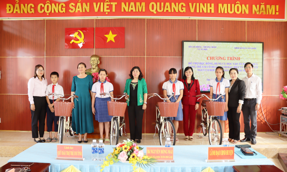  Tặng xe đạp trẻ em có hoàn cảnh đặc biệt