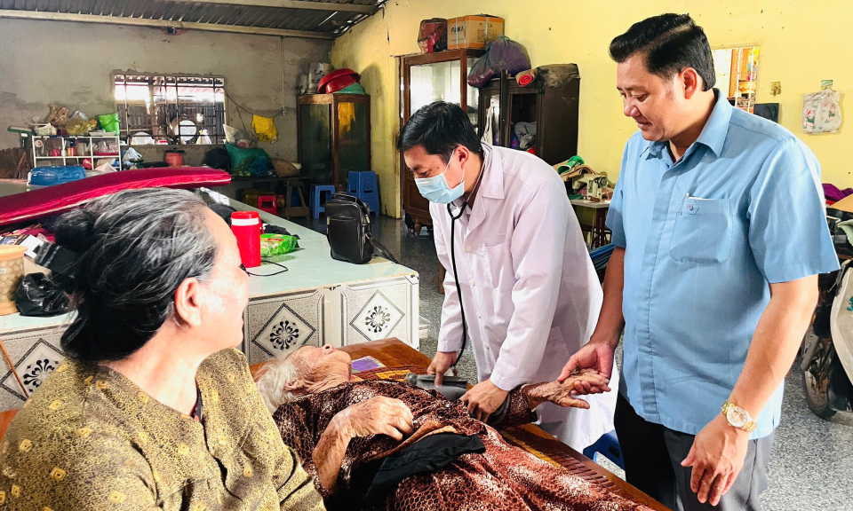 Lãnh đạo huyện Tân Hưng thăm mẹ Việt Nam anh hùng