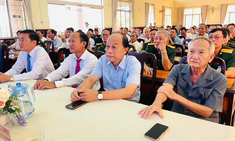 Tân Hưng tổ chức gặp cán bộ Quân đội nghỉ hưu