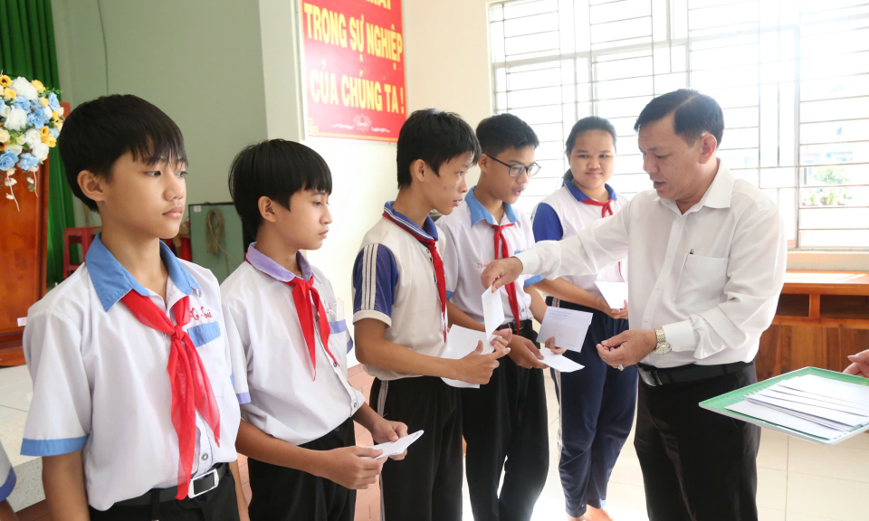 Tân Thạnh tặng học bổng và quà cho học sinh có hoàn cảnh  khó khăn