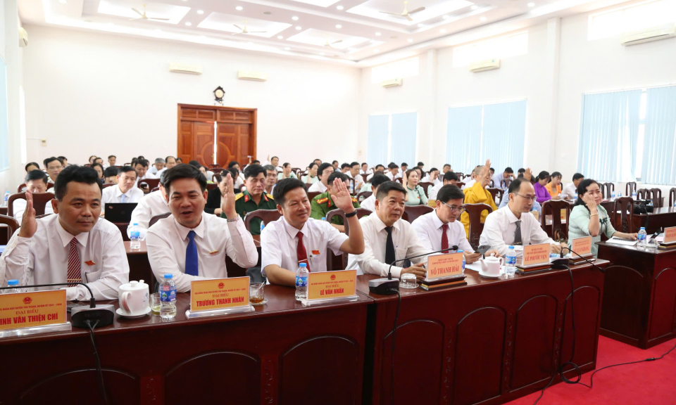 HĐND huyện Tân Thạnh thông qua 8 Nghị quyết tại kỳ họp lần thứ 25