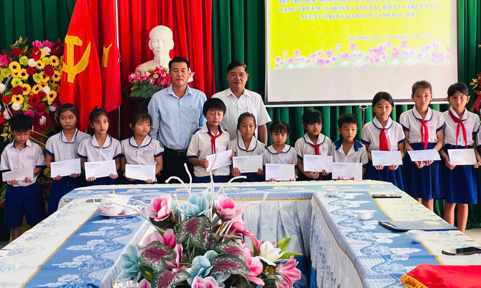 Tân Hưng trao học bổng và dụng cụ học tập cho trẻ em khó khăn