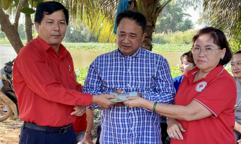 Tân Hưng trao tiền hỗ trợ từ Chương trình “Vượt qua hiểm nghèo”