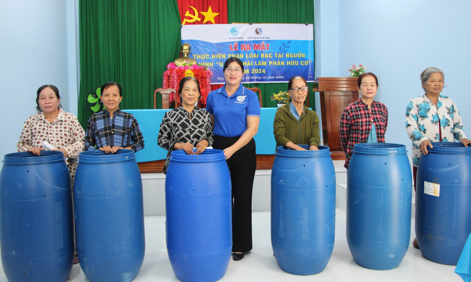  Hội LHPN Thủ Thừa thực hiện mô hình “ủ rác thải làm phân hữu cơ”