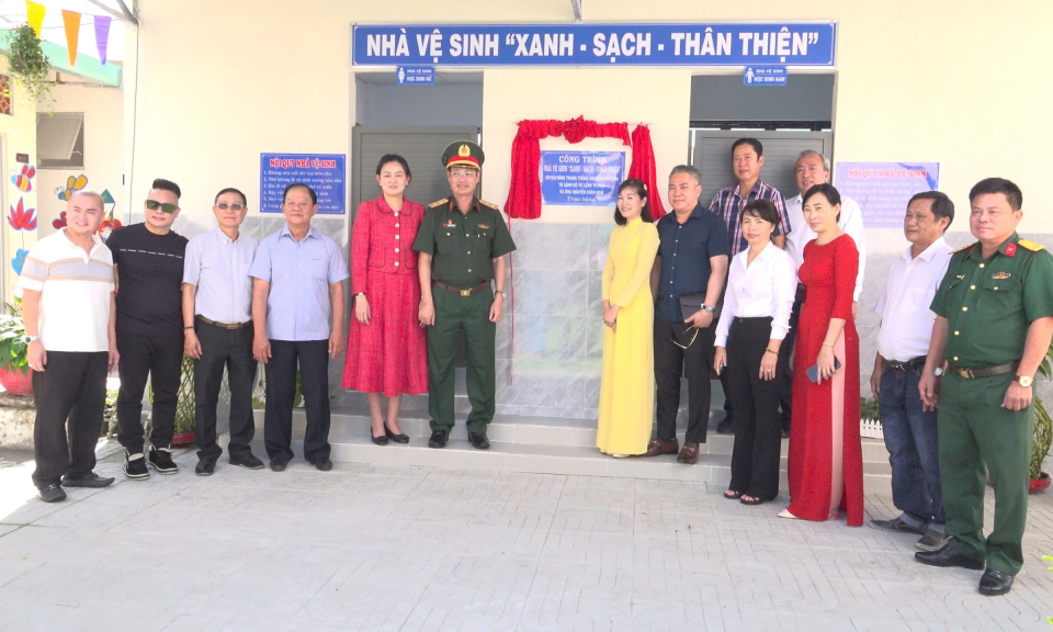 Đức Hòa trao tặng công trình nhà vệ sinh cho trường học