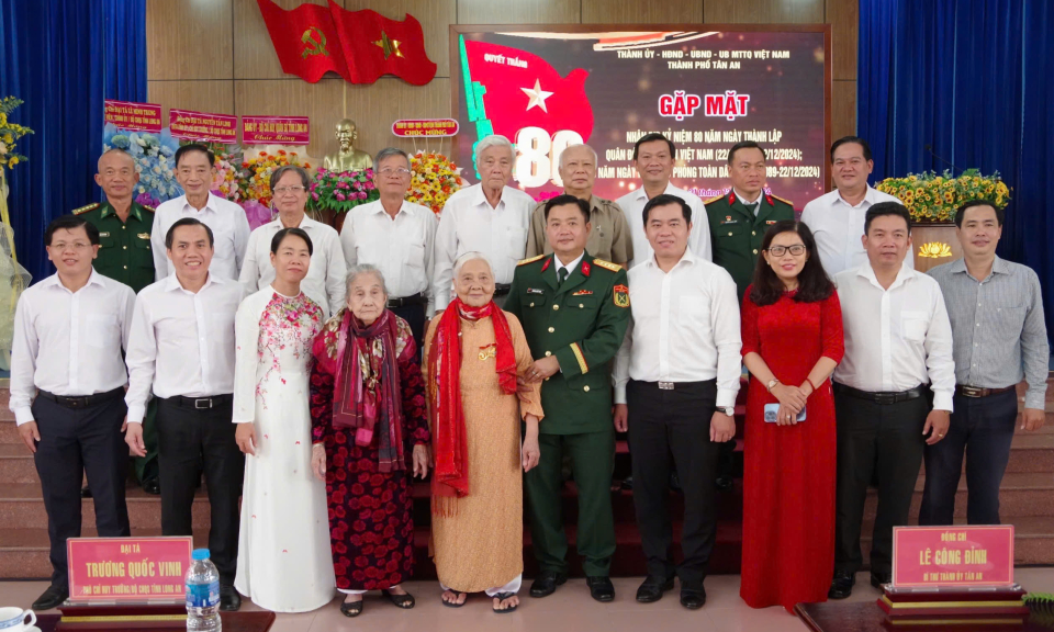 Thành phố Tân An gặp mặt nhân kỷ niệm 80 năm ngày thành lập Quân đội Nhân dân Việt Nam 