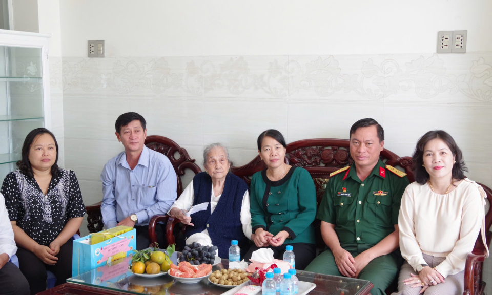 Lãnh đạo thành phố Tân An thăm Mẹ Việt Nam anh hùng