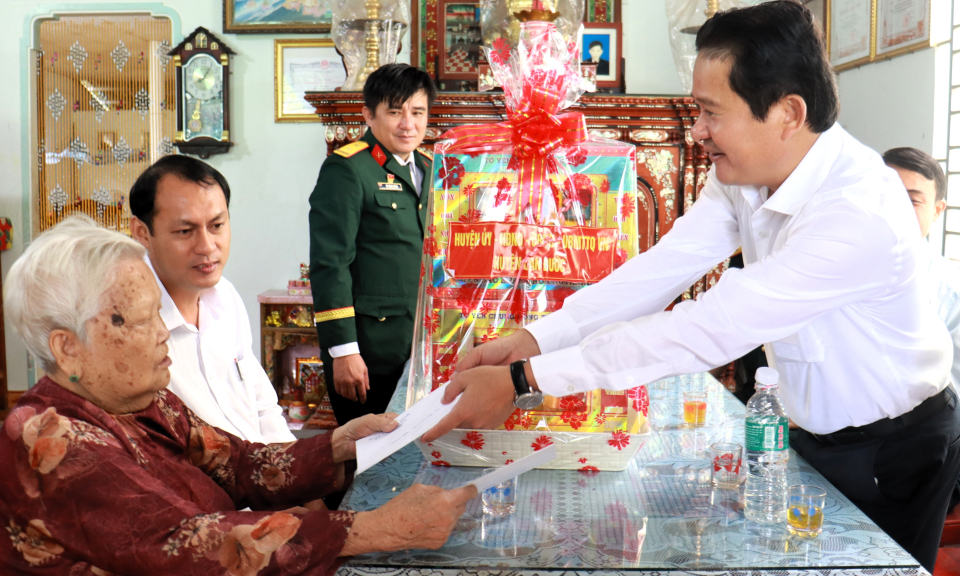 Lãnh đạo huyện Cần Đước thăm, tặng quà Mẹ Việt Nam anh hùng