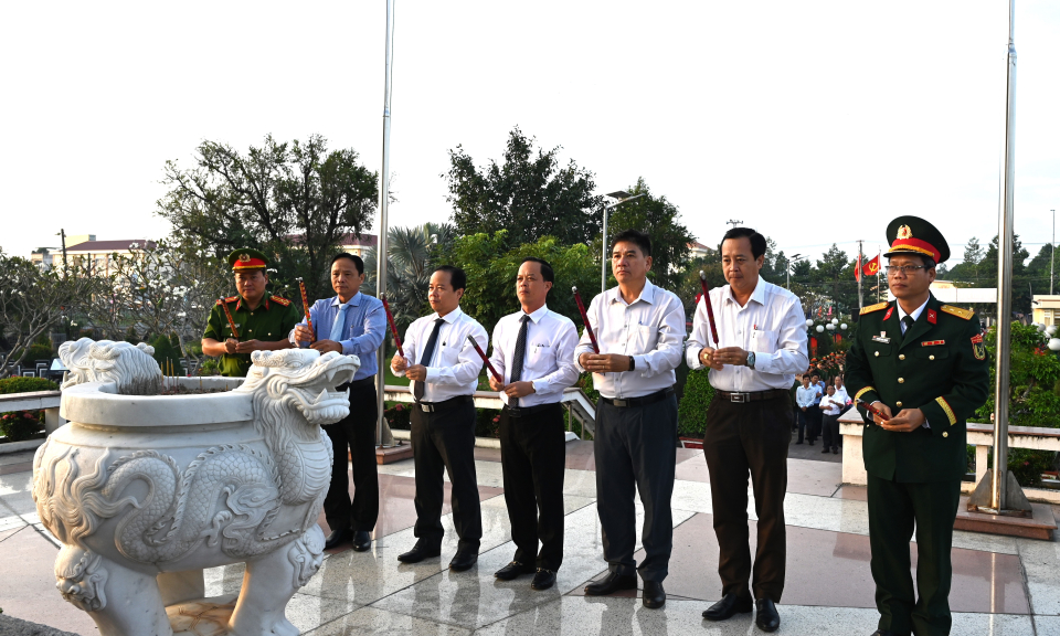 Lãnh đạo Bến Lức viếng Nghĩa trang liệt sĩ huyện