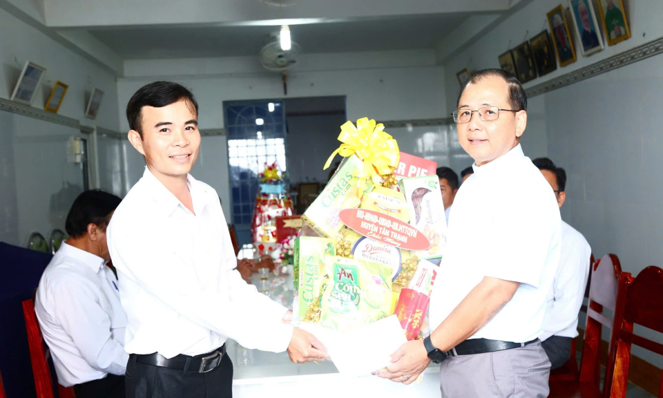 Lãnh đạo Huyện Tân Thạnh thăm, chúc mừng các cơ sở Công giáo nhân dịp lễ Giáng sinh 