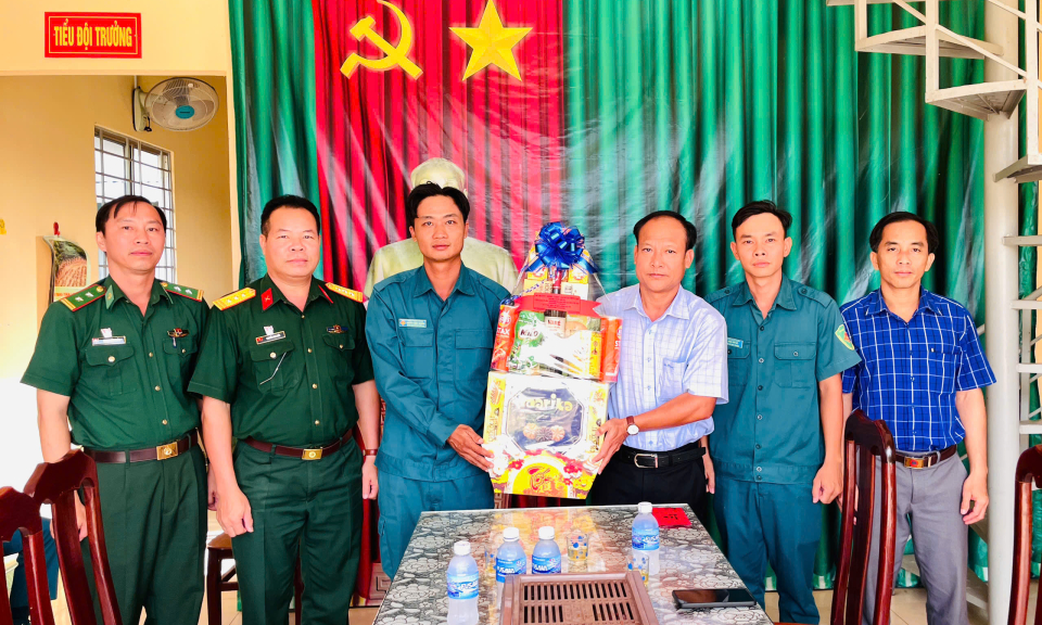 Bí thư Huyện ủy Tân Hưng thăm cán bộ, chiến sĩ làm nhiệm vụ trên biên giới