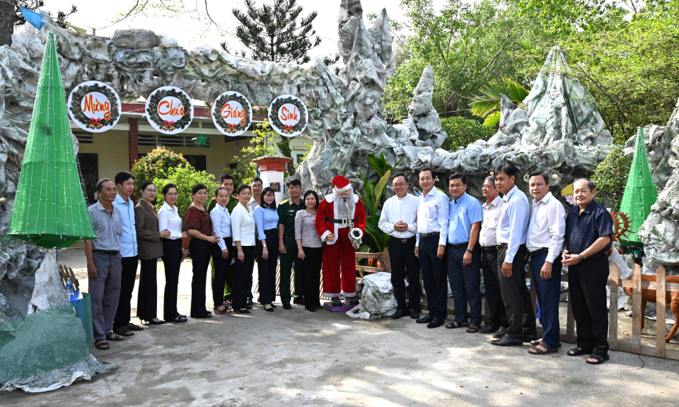 Lãnh đạo huyện Bến Lức thăm, chúc mừng Lễ Giáng sinh