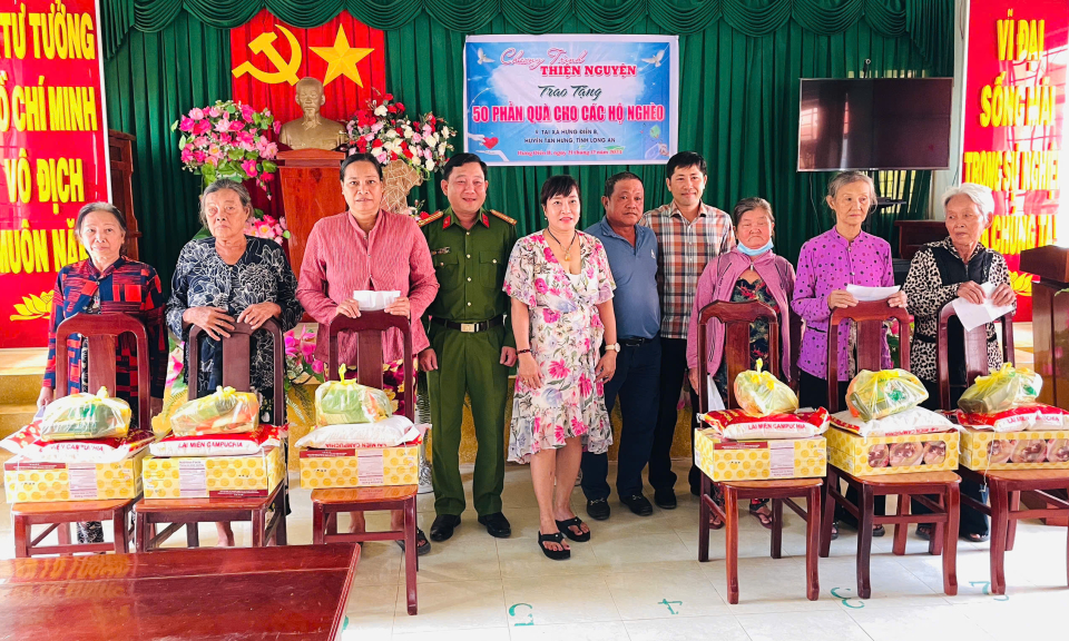 Trao 50 phần quà cho người dân xã biên giới Hưng Điền B