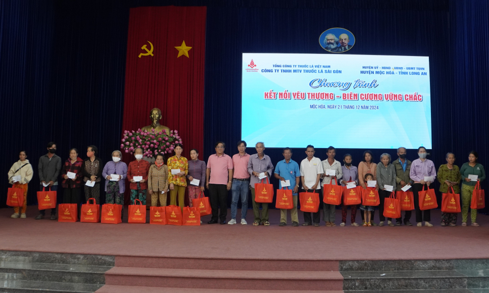 Công ty Thuốc lá Sài Gòn tặng quà tại huyện Mộc Hóa 