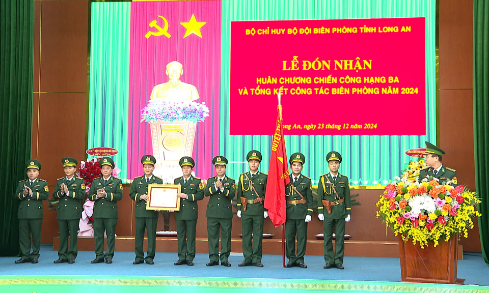 Bộ đội Biên phòng Long An đón nhận Huân chương Chiến công hạng Ba