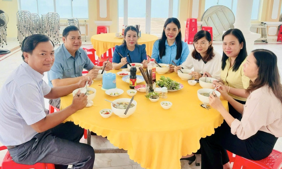 Tân Hưng: “Bữa sáng Công đoàn” gắn kết yêu thương