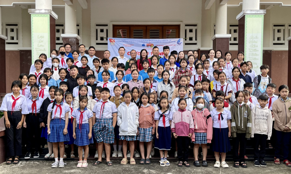 Thiếu nhi Tân Hưng hành trình đến địa chỉ đỏ