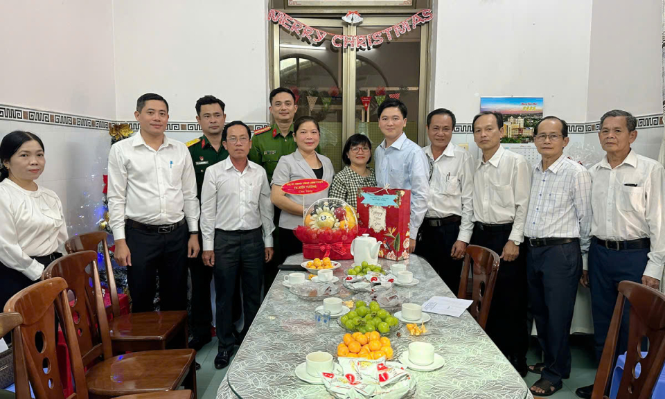 Lãnh đạo Kiến Tường chúc mừng Giáng sinh các cơ sở công giáo 