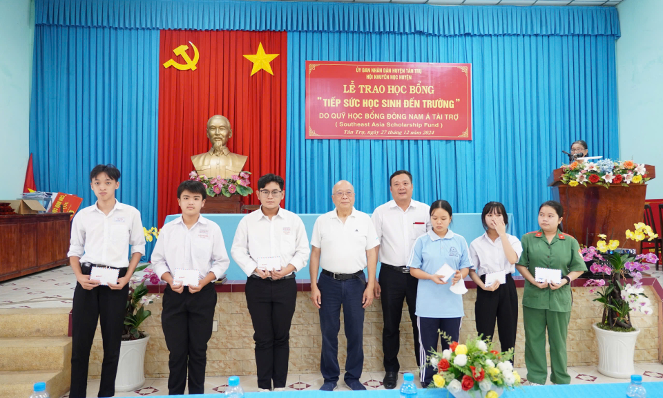 Tân Trụ trao học bổng cho học sinh có hoàn cảnh khó khăn