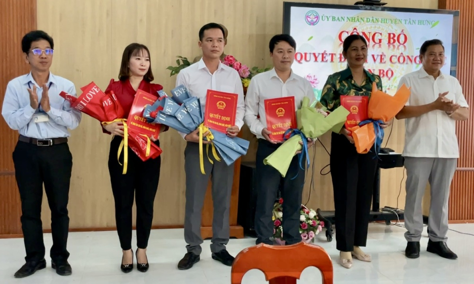 Tân Hưng công bố quyết định về công tác cán bộ trong trường học