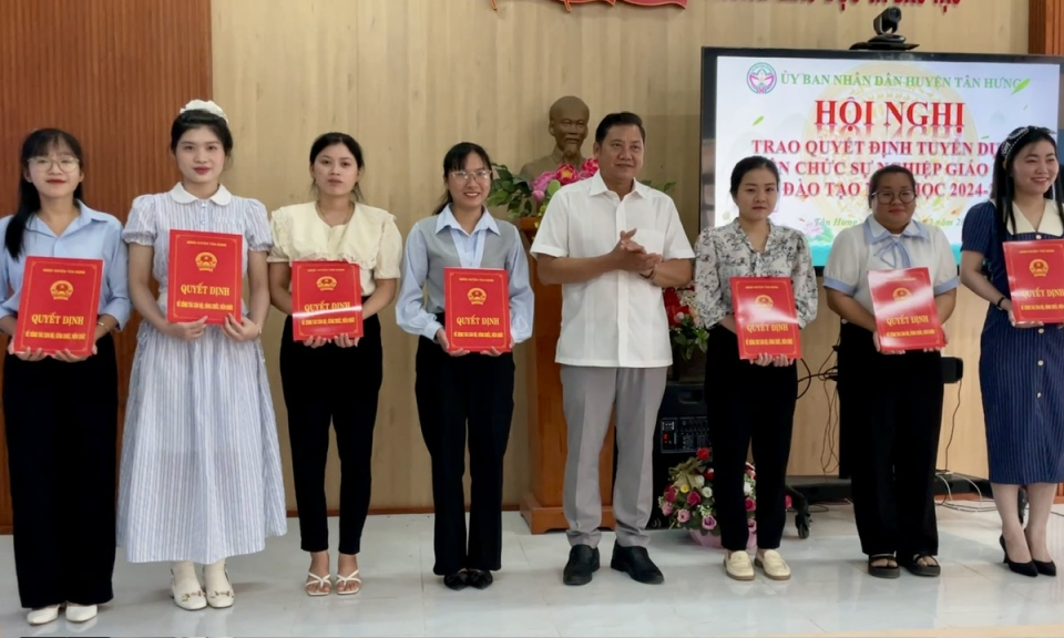 Tân Hưng trao quyết định tuyển dụng viên chức sự nghiệp Giáo dục và Đào tạo
