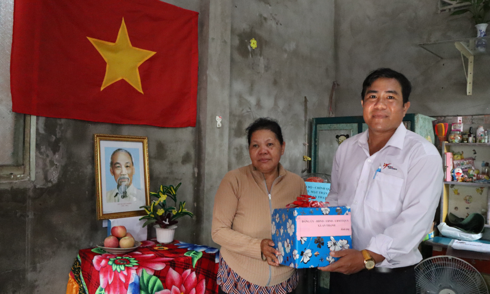 Bến Lức bàn giao công trình sửa chữa nhà Tình thương