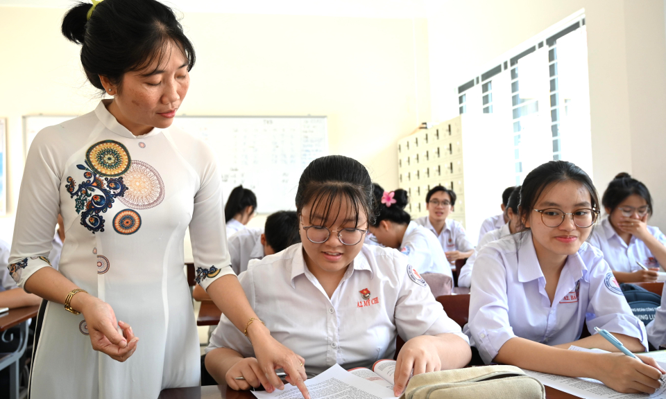 Nữ giáo viên tiêu biểu trong học và làm theo lời Bác