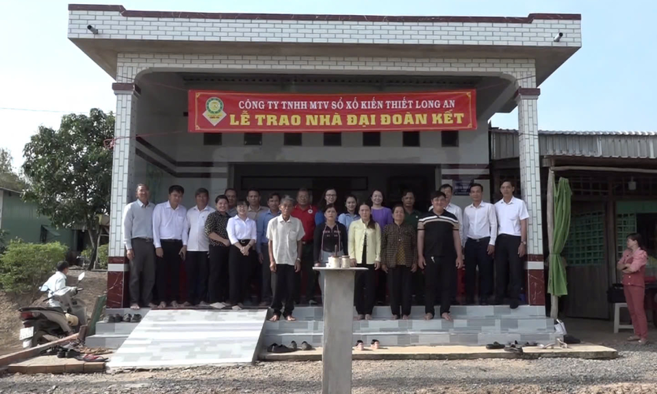 Vĩnh Hưng: Trao nhà Đại đoàn kết cho 7 hộ dân xã Tuyên Bình Tây