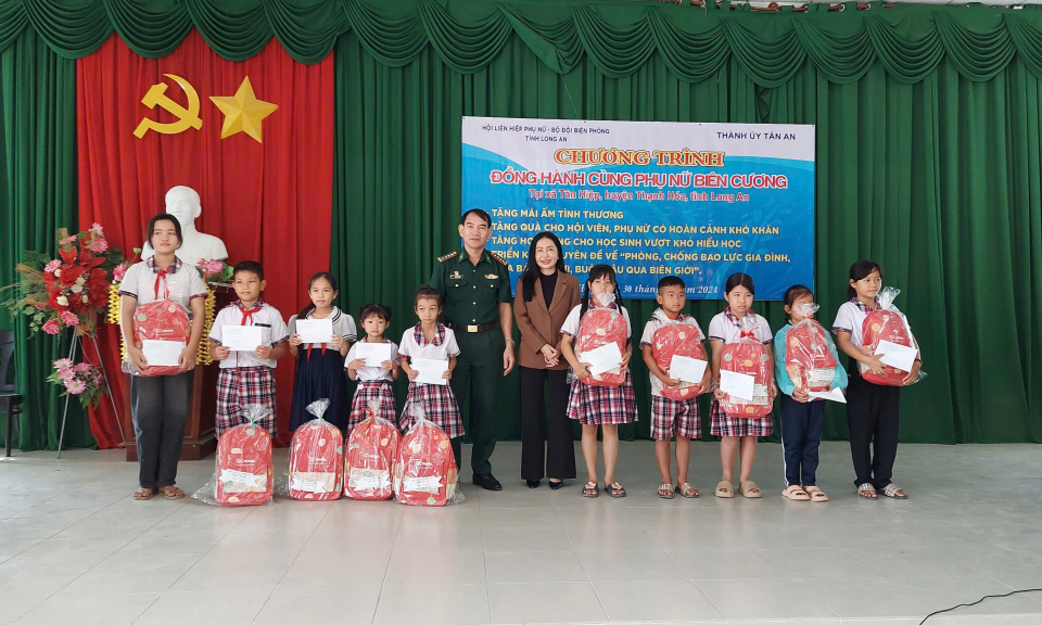 Chương trình “Đồng hành cùng phụ nữ biên cương” năm 2024 tại Thạnh Hóa