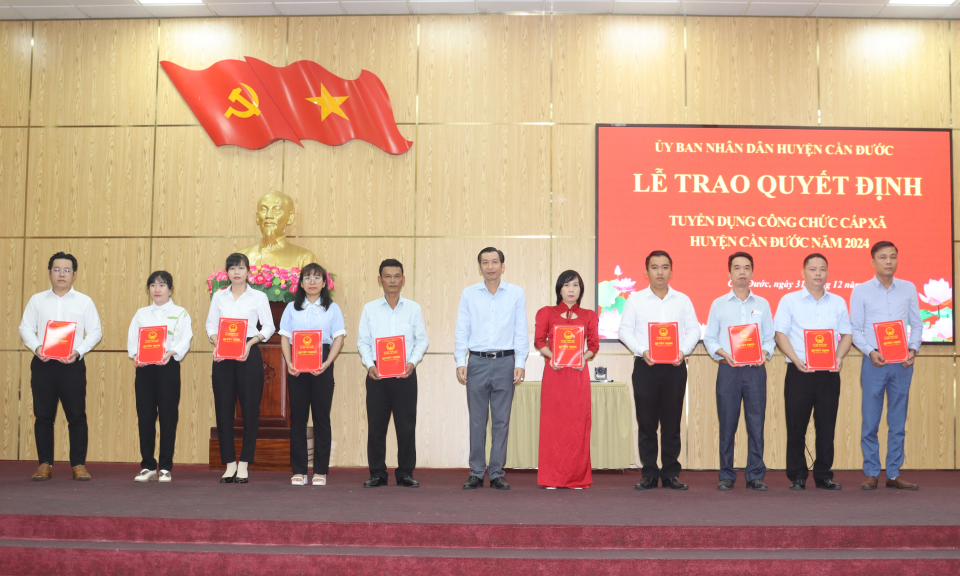 UBND huyện Cần Đước trao quyết định tuyển dụng công chức cấp xã 