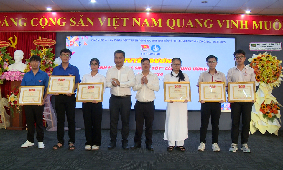 Nhiều hoạt động chào mừng kỷ niệm 75 năm Ngày truyền thống học sinh, sinh viên