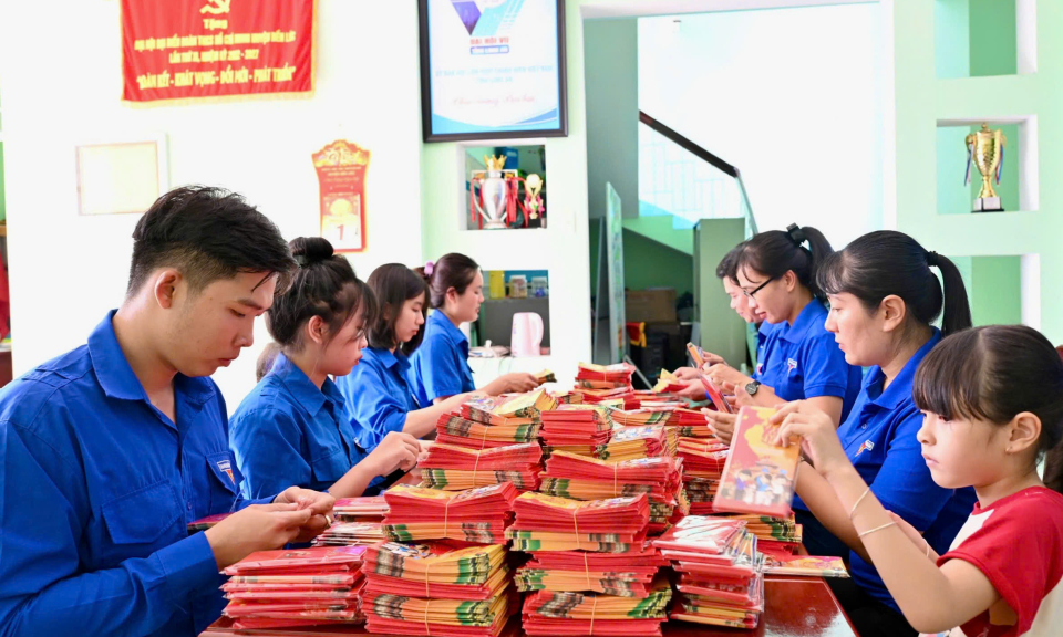 Bến Lức tiếp thêm nguồn lực để học sinh nghèo vui đón Xuân mới