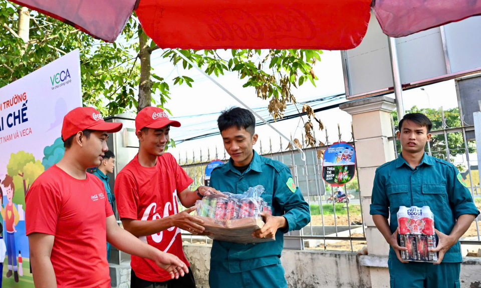 Bến Lức chung tay bảo vệ môi trường cùng Coca - Cola Việt Nam