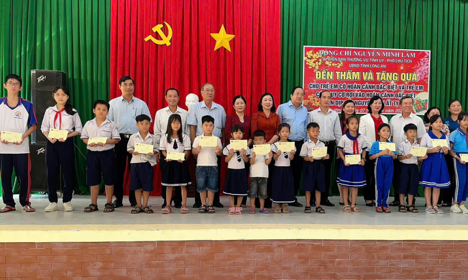 Phó Chủ tịch UBND tỉnh - Nguyễn Minh Lâm thăm, tặng quà Tết tại thị xã Kiến Tường