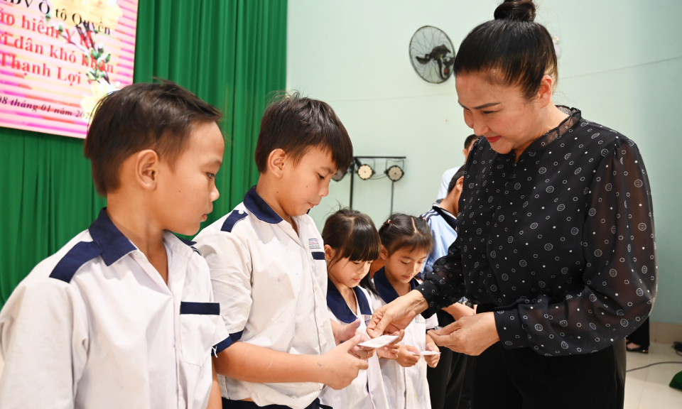 Bến Lức tặng 50 thẻ bảo hiểm y tế cho học sinh và hộ khó khăn