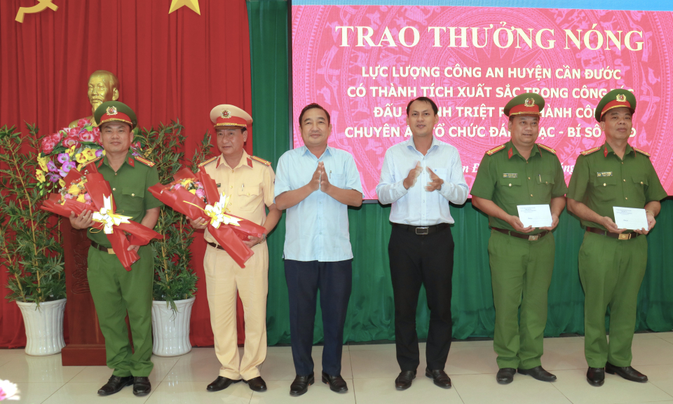 Thưởng nóng cho lực lượng Công an Cần Đước