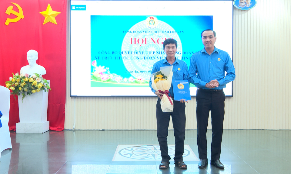 Công bố quyết định tiếp nhận các Công đoàn cơ sở trực thuộc Công đoàn viên chức tỉnh